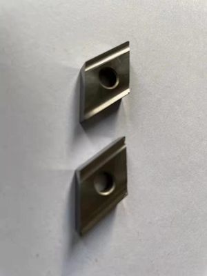 O tipo torno de gerencio cerâmico de T das inserções utiliza ferramentas a prova de prata do desgaste da cor