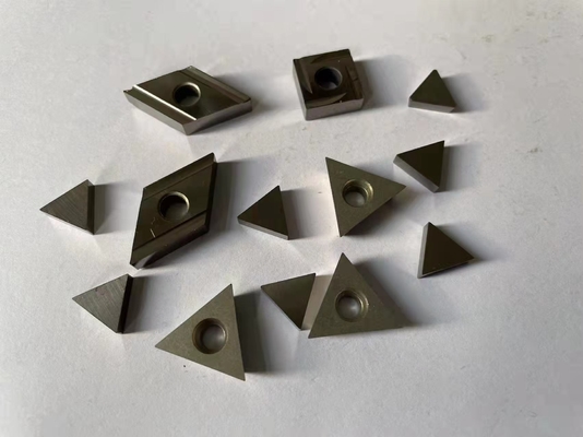 O tipo torno de gerencio cerâmico de T das inserções utiliza ferramentas a prova de prata do desgaste da cor