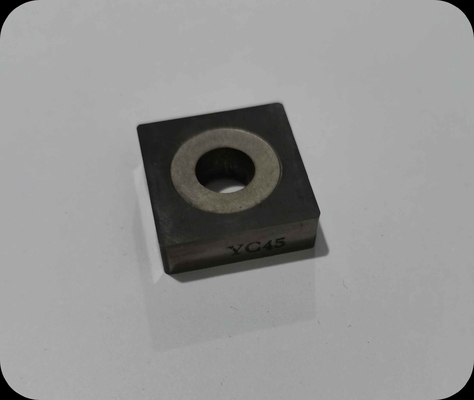 O torno do carboneto cimentado do WC Co do CNC utiliza ferramentas YC45 para a trituração de cara